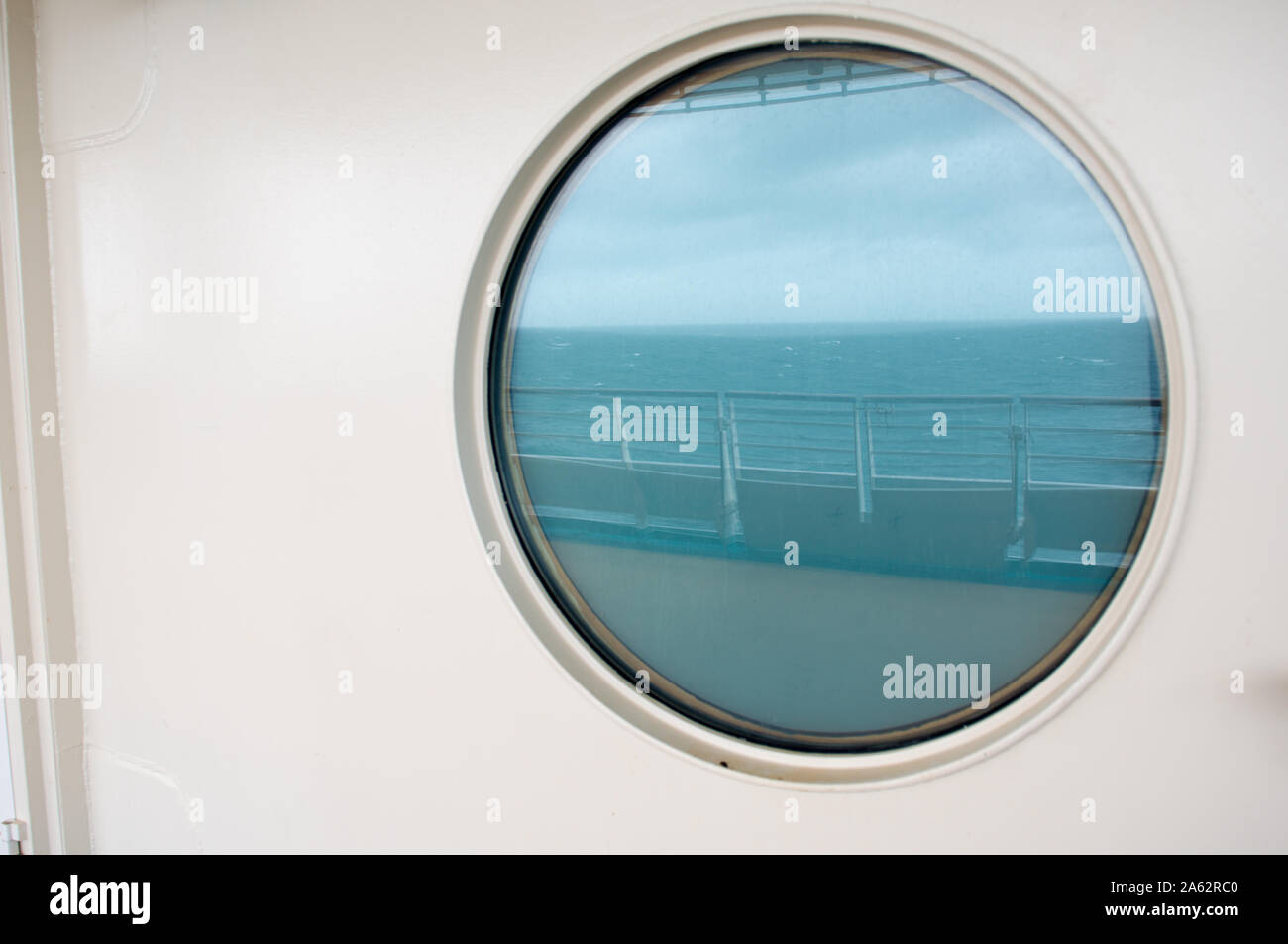 Meer und Himmel reflektieren, runde Fenster auf nautische vessal auf See. Stockfoto