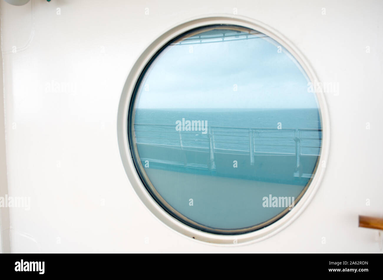 Meer und Himmel reflektieren, runde Fenster auf nautische vessal auf See. Stockfoto