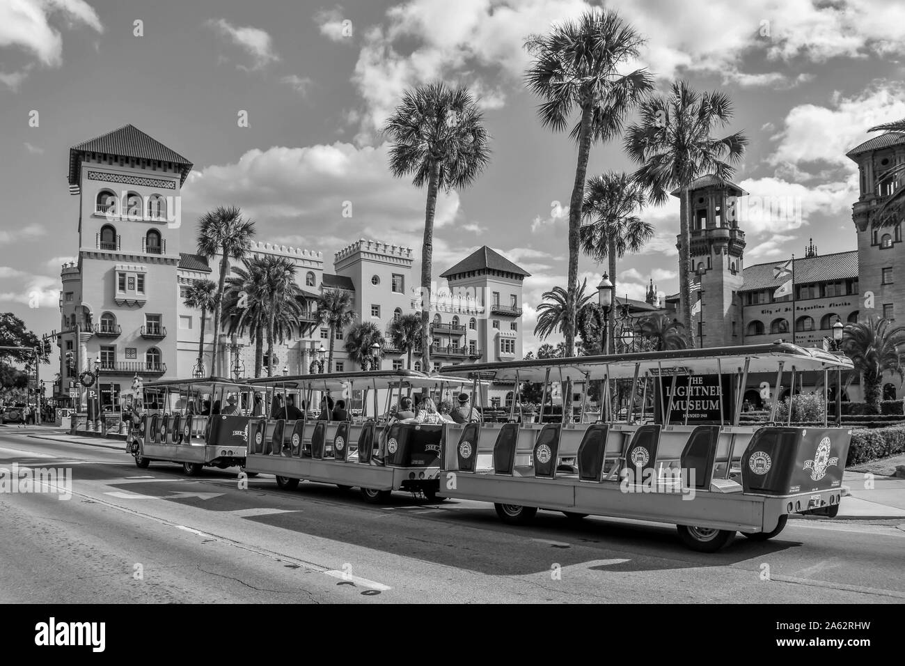 St. Augustine, Florida. Januar 26, 2019. Trolley Tour, Casa Monica Hotel und Lightner Museum auf Hellblau bewölkter Himmel Hintergrund im Old Town in Flor Stockfoto