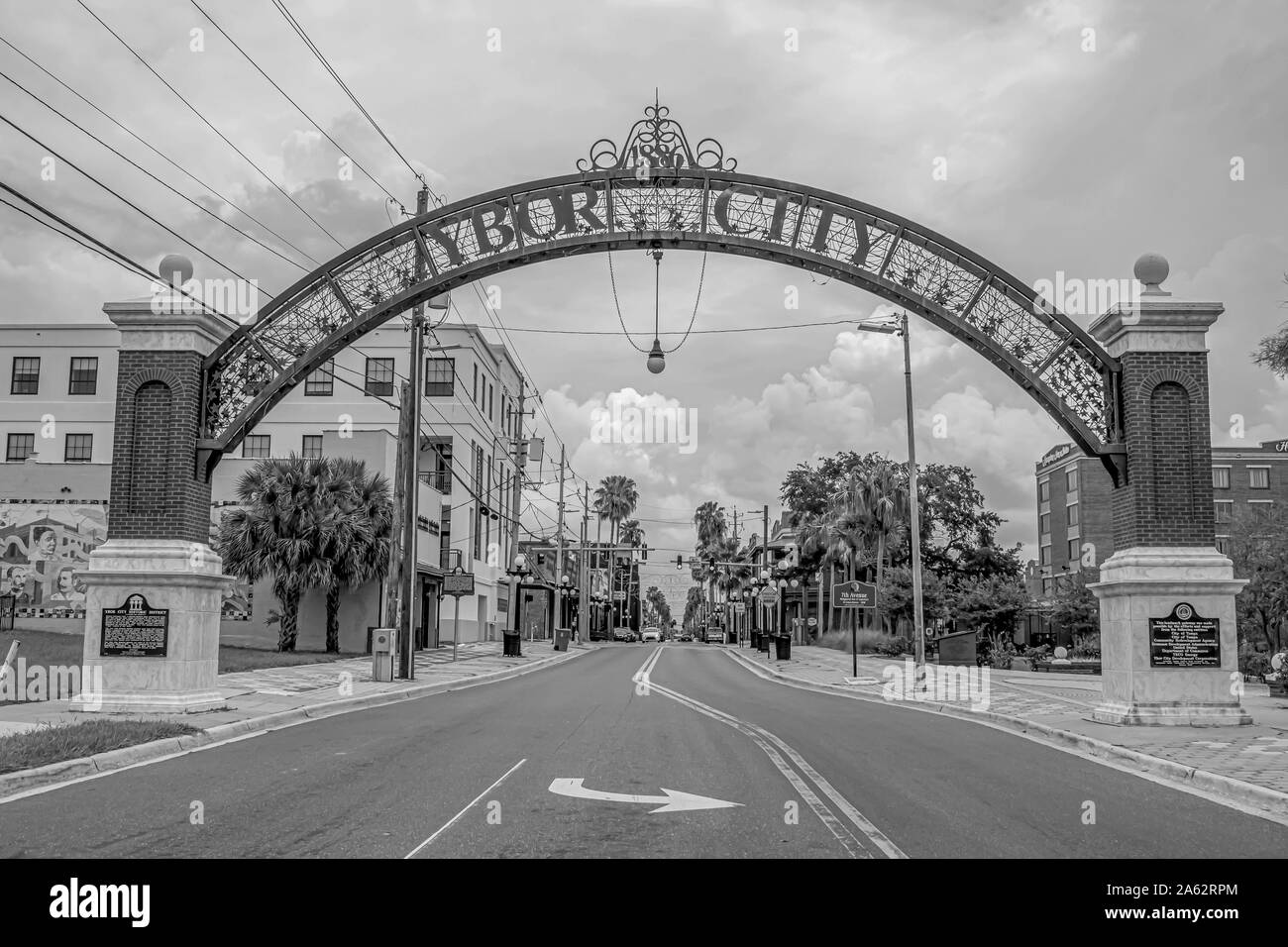 Tampa Bay, Florida. Juli 12, 2019 Ybor City arch am 7 Aveneu im historischen Stadtteil Stockfoto