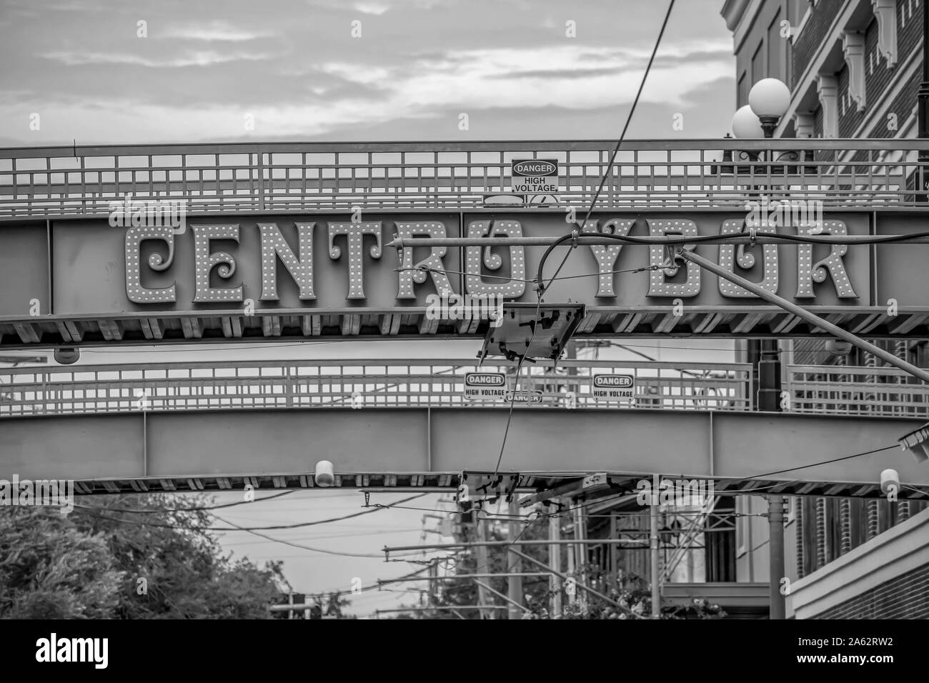 Tampa Bay, Florida. Juli 12, 2019 Centro Ybor Zeichen auf der grünen Brücke in Ybor City Stockfoto