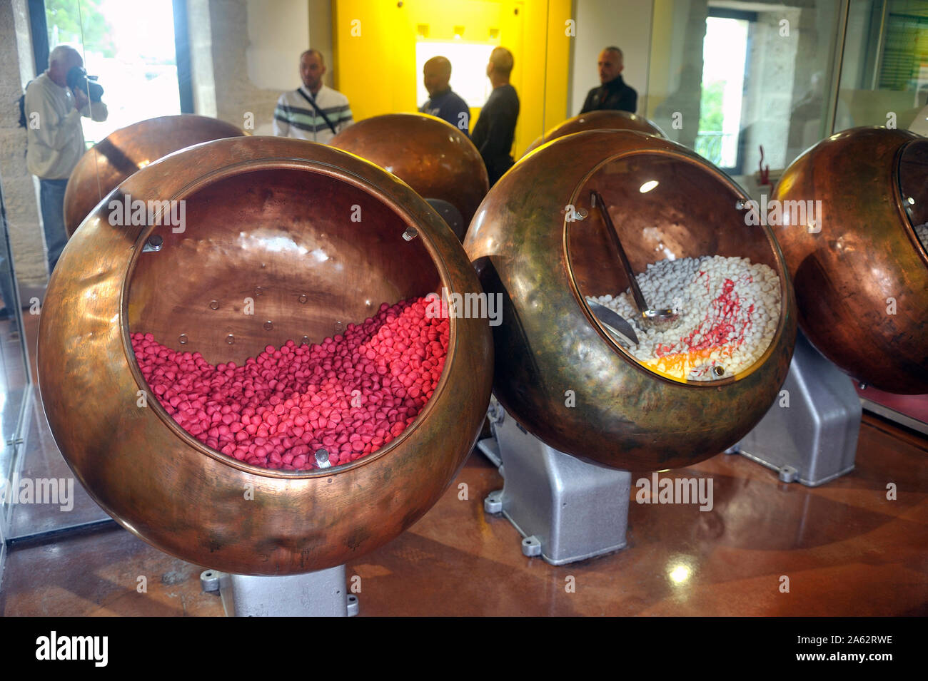 Kupfer Utensilien früher Tagada Erdbeeren beim Haribo museum in Uzès, die an die französischen Departement Gard machen Stockfoto