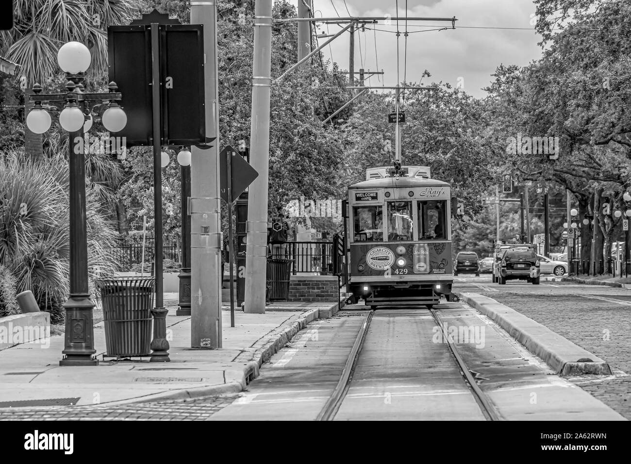 Tampa Bay, Florida. Juli 12, 2019 bunte Straßenbahn am 8. Ave in Ybor City Stockfoto