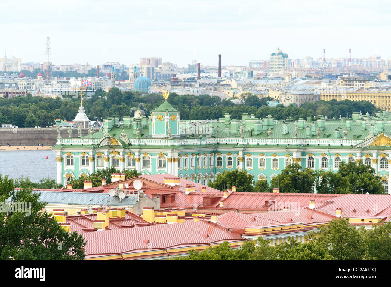 Sankt Petersburg, Russland, August 2019. Panorama Blick auf die Stadt von der Kuppel der St. Isaak Kathedrale. In diesem Bild ist sichtbar der Ermitage Stockfoto