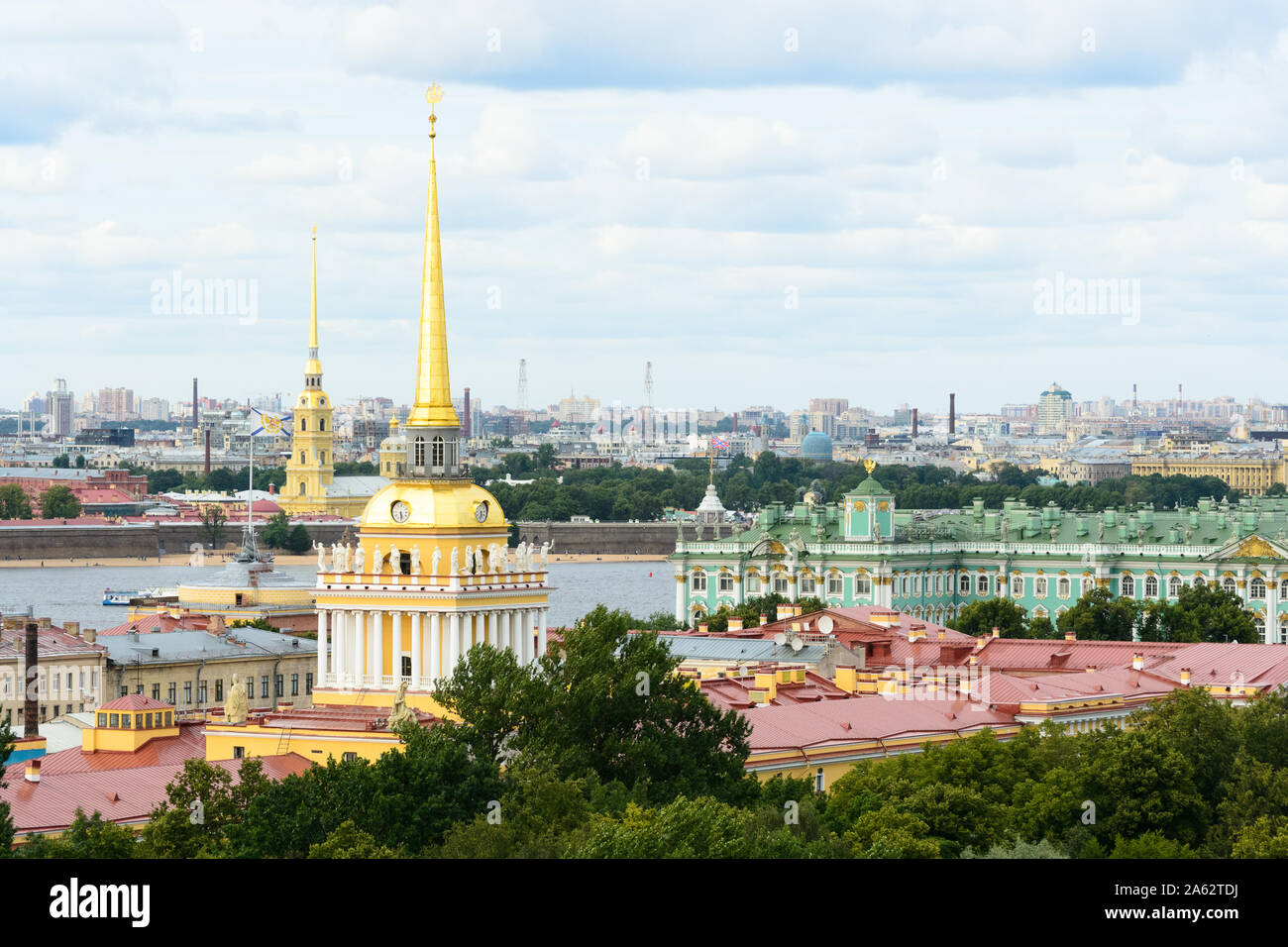 Sankt Petersburg, Russland, August 2019. Panorama Blick auf die Stadt von der Kuppel der St. Isaak Kathedrale. In diesem Bild ist sichtbar der Ermitage Stockfoto