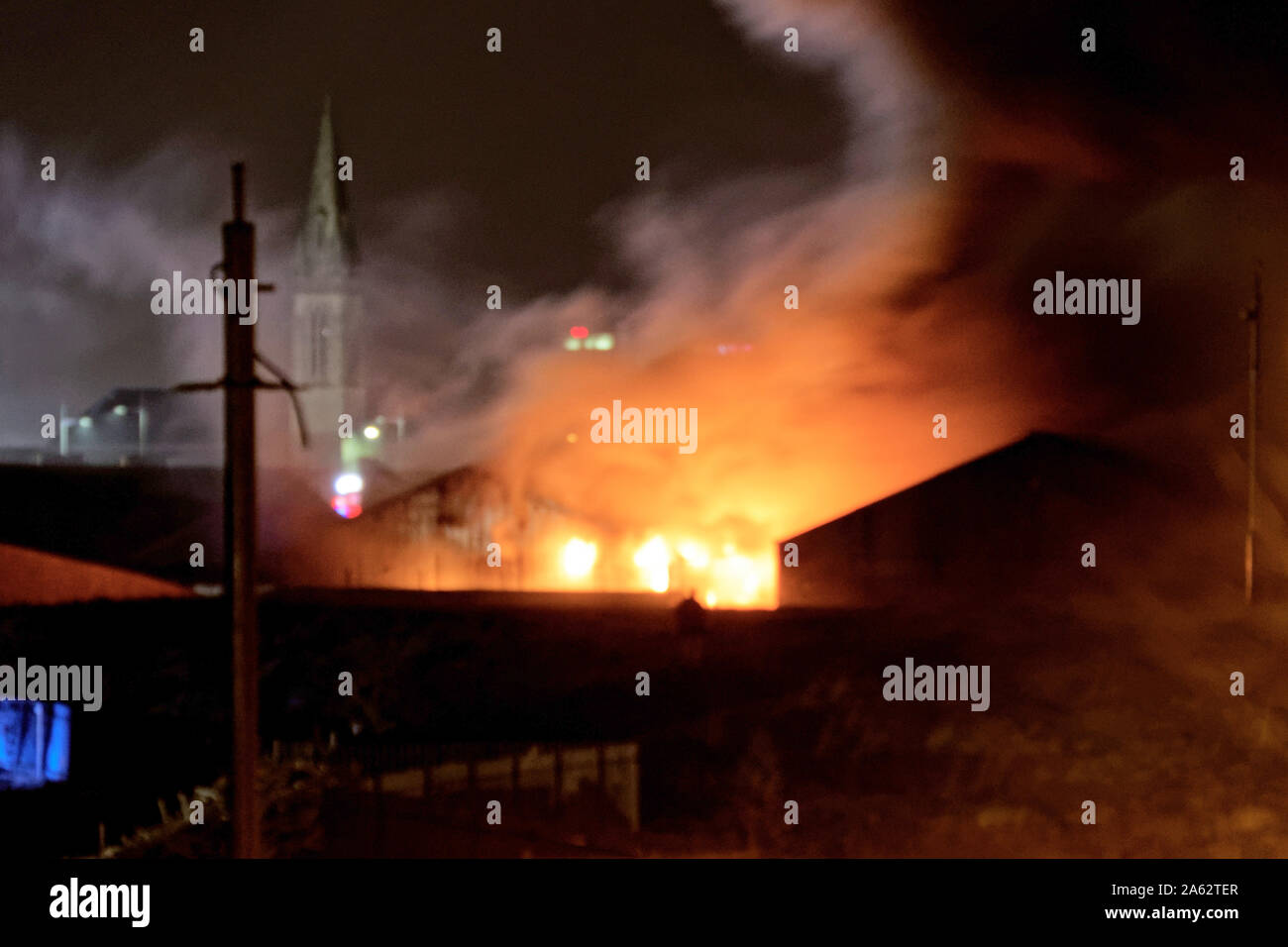 Glasgow, Schottland, Großbritannien. 23 Okt, 2019. Riesige industrielle Feuer in der yoker clydebank Gegend in der Nähe von Dumbarton Straße mit einer massiven Reaktion der Rettungsdienste. Credit: Gerard Fähre / alamy Leben Nachrichten Stockfoto