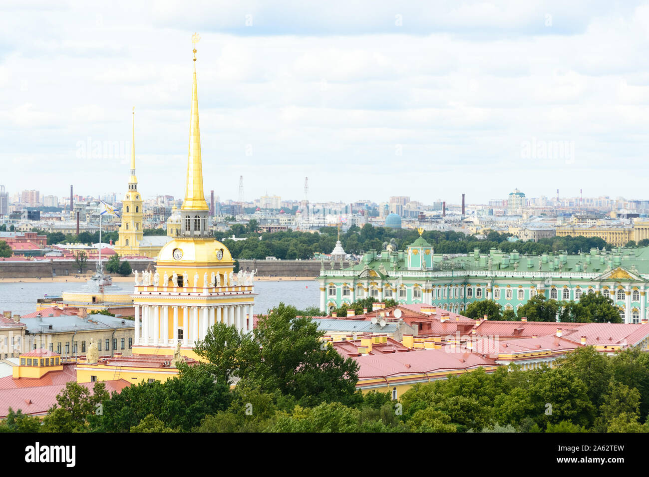 Sankt Petersburg, Russland, August 2019. Panorama Blick auf die Stadt von der Kuppel der St. Isaak Kathedrale. In diesem Bild ist sichtbar der Ermitage Stockfoto