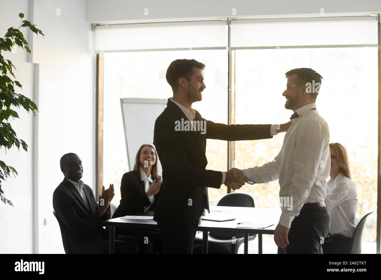 Hilfreich Stolz Chef handshaking loben männlichen Arbeitnehmers express Wertschätzung Stockfoto