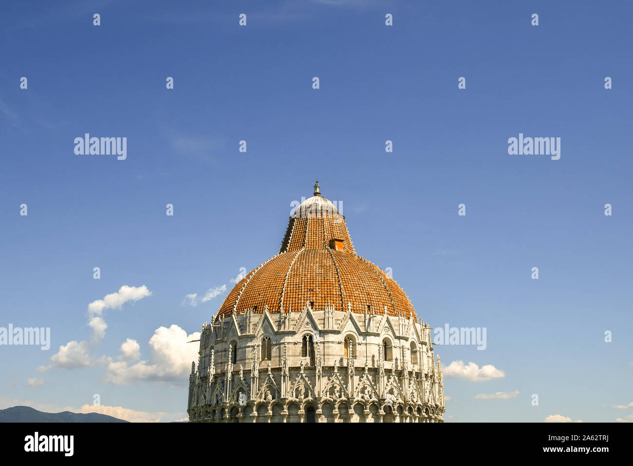 Oben auf der Kuppel des Baptisterium des Hl. Johannes in der Piazza dei Miracoli in das historische Zentrum von Pisa mit einem klaren blauen Himmel Hintergrund, Toskana, Italien Stockfoto