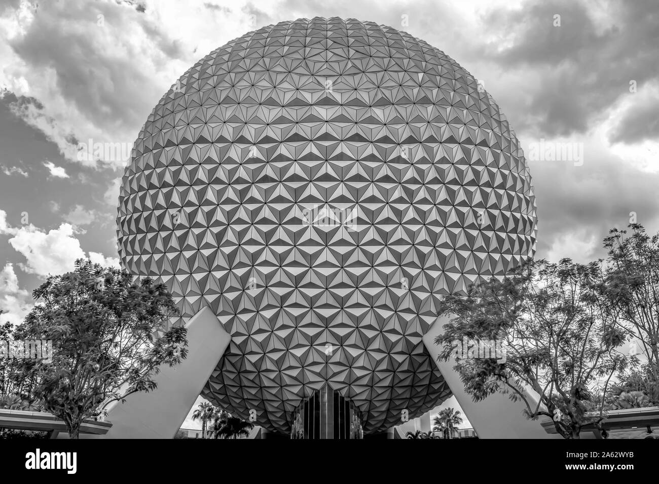 Orlando, Florida. April 02, 2019. Blick von oben auf die Sphäre Raumschiff Erde Attraktion an bewölkten Himmel Hintergrund in Epcot in Walt Disney World Stockfoto