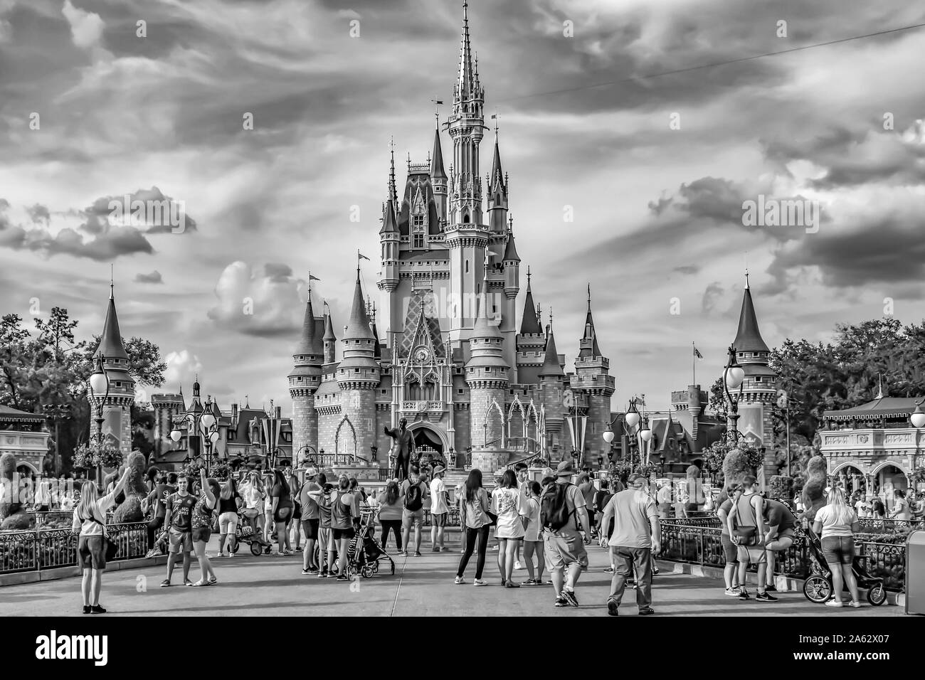 Orlando, Florida. April 02, 2019 Panorama von Cinderella's Castle und die Menschen gehen mit Magic Kingdom in Walt Disney World Stockfoto