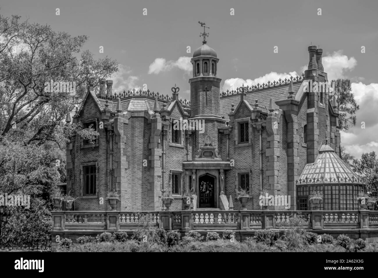 Orlando, Florida. Mai 16, 2019. Haunted Mansion auf Hellblau bewölkter Himmel Hintergrund im Magic Kingdom im Walt Disney World Resort Stockfoto