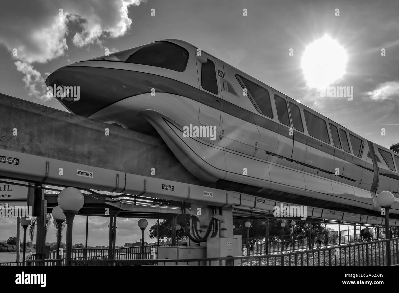 Orlando, Florida. März 19, 2019. Blick von oben auf die Monorailbahn auf schönen Sonnenuntergang Hintergrund bei der Walt Disney World (2) Stockfoto
