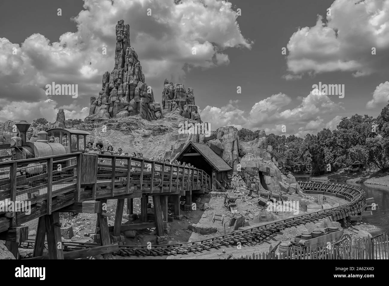 Orlando, Florida. 10. Mai 2019. Personen, die erstaunliche Big Thunder Mountain Railroad an bewölkten Himmel Hintergrund in Magic Kingdom in Walt Disney World Stockfoto