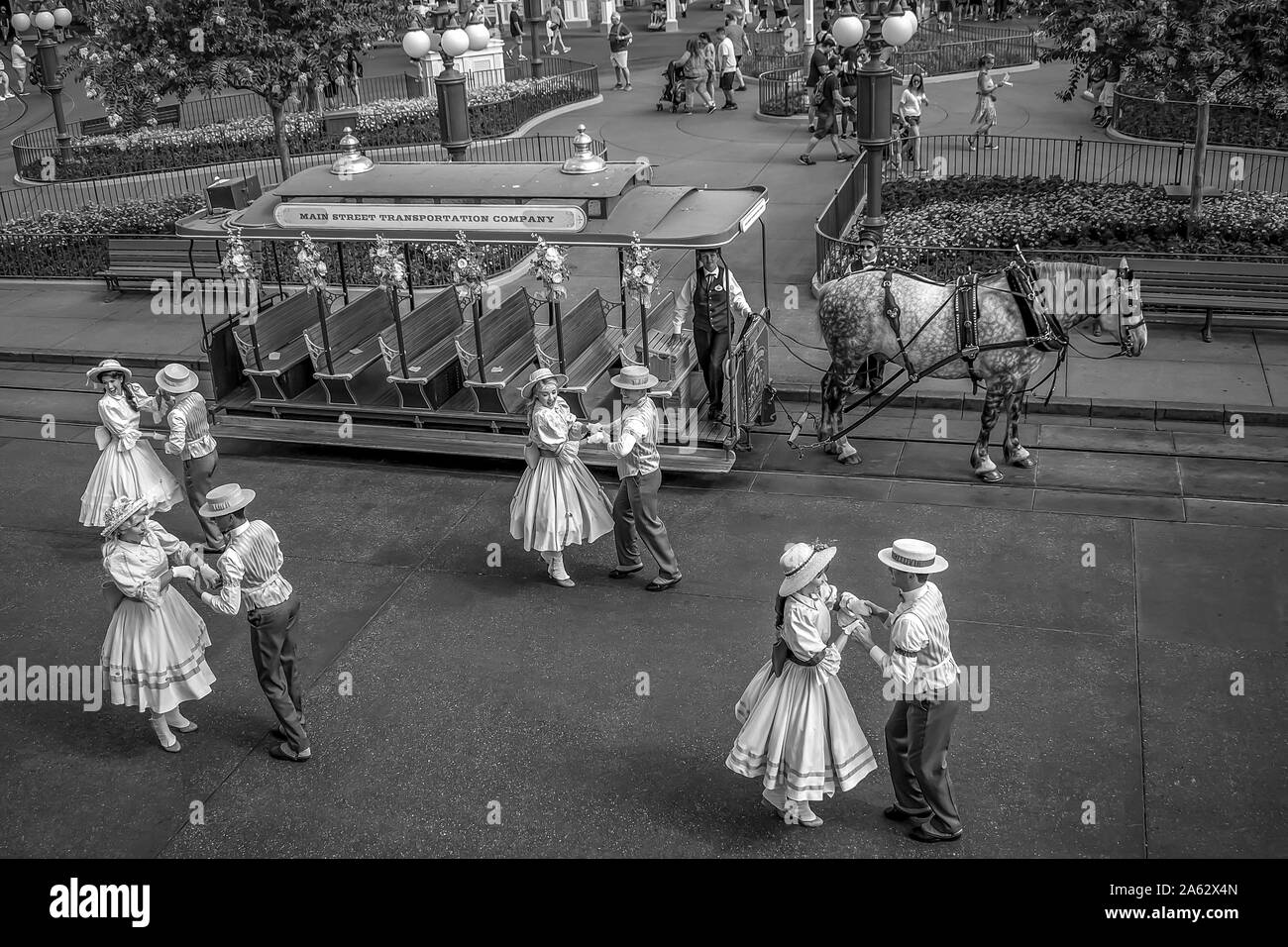 Orlando, Florida. 10. Mai 2019. Tänzerinnen und Tänzer in der Main Street Trolley zeigen in Magic Kingdom in Walt Disney World Stockfoto