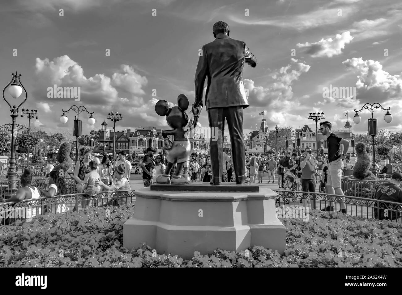 Orlando, Florida. März 19, 2019. Rückseitige Ansicht des Partners (Walt Disney und Mickey Mouse Statuen) und bunten Blumen im Magic Kingdom Stockfoto