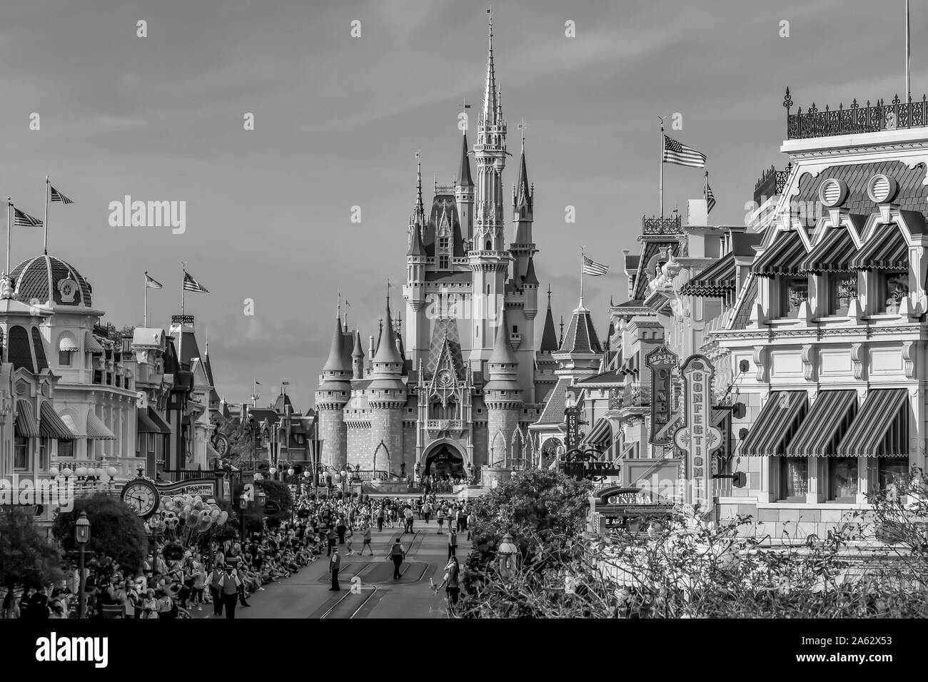 Orlando, Florida. März 19, 2019. Blick von oben auf die Monorailbahn auf schönen Sonnenuntergang Hintergrund bei der Walt Disney World (3) Stockfoto