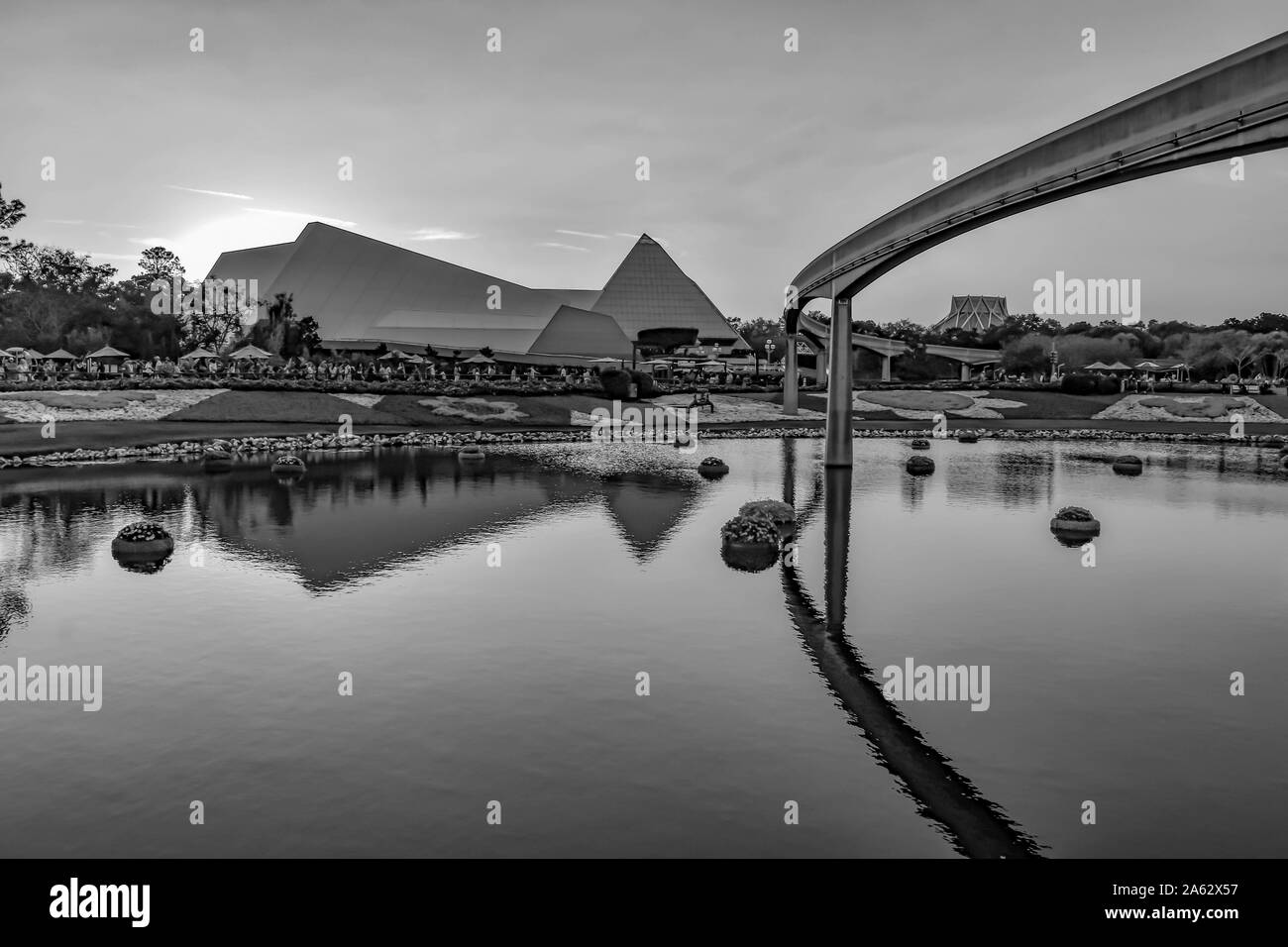 Orlando, Florida. März 19, 2019. Reise in die Phantasie Anziehung, Monorail Straße, bunten Figuren von Mickey mit Blumen und See auf schöne Su Stockfoto