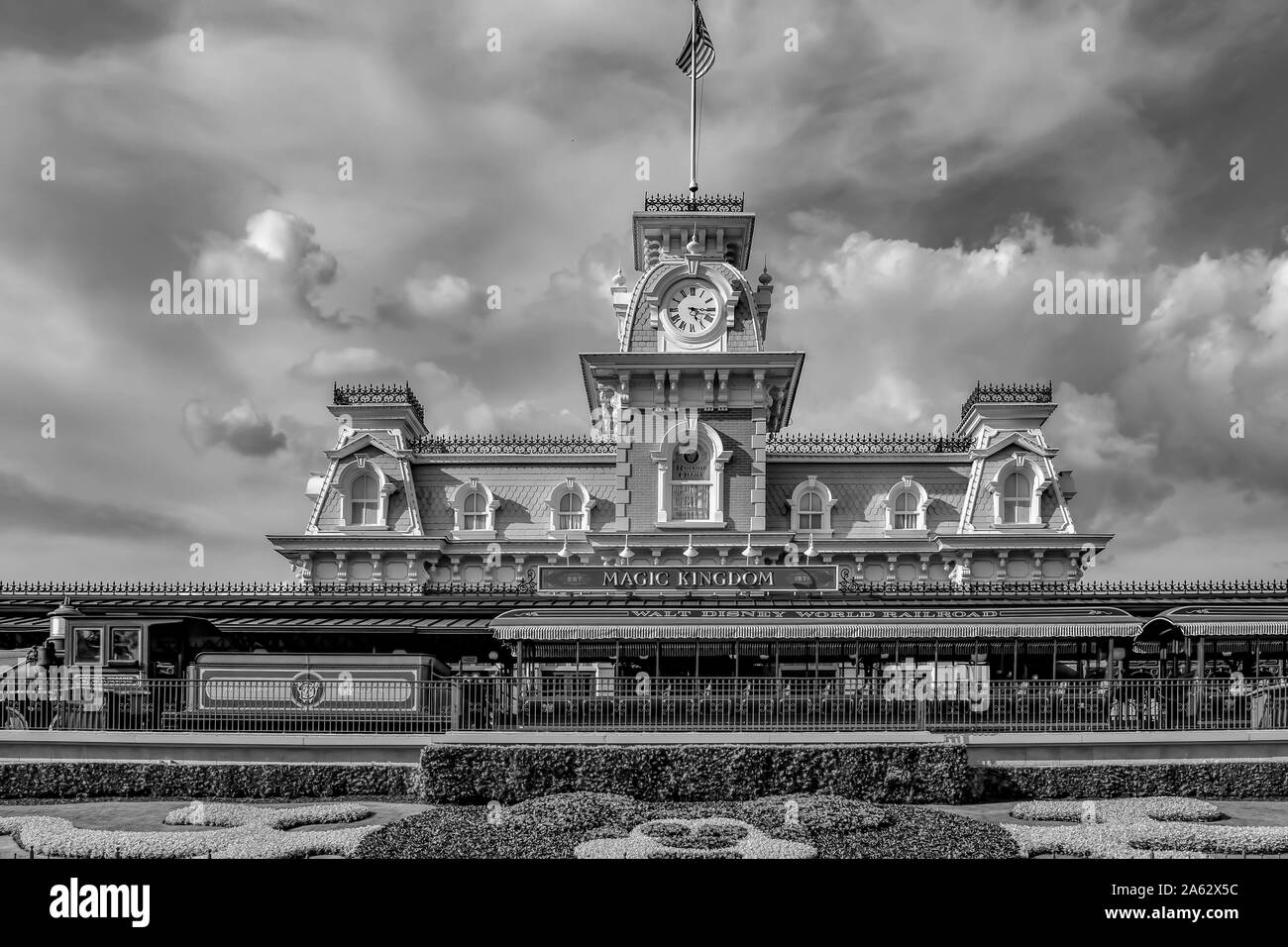 Orlando, Florida. März 19, 2019. Walt Disney World Raildroad in Magic Kingdom auf hellblau Himmel bewölkt Hintergrund Stockfoto