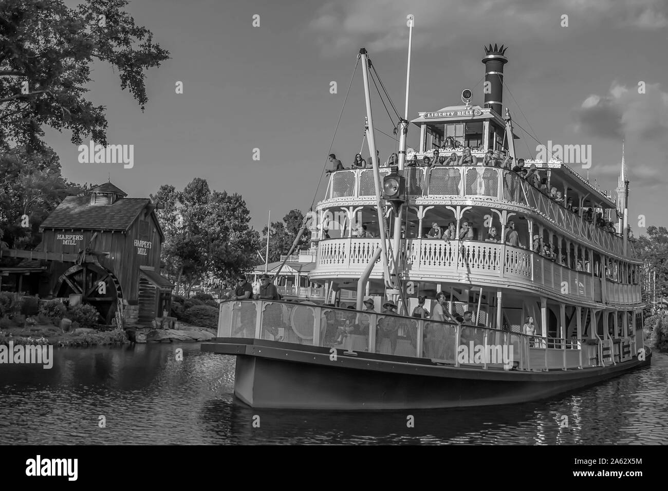 Orlando, Florida. 10. Mai 2019. Panoramablick auf Liberty Square River Boat in Magic Kingdom in Walt Disney World (3) Stockfoto