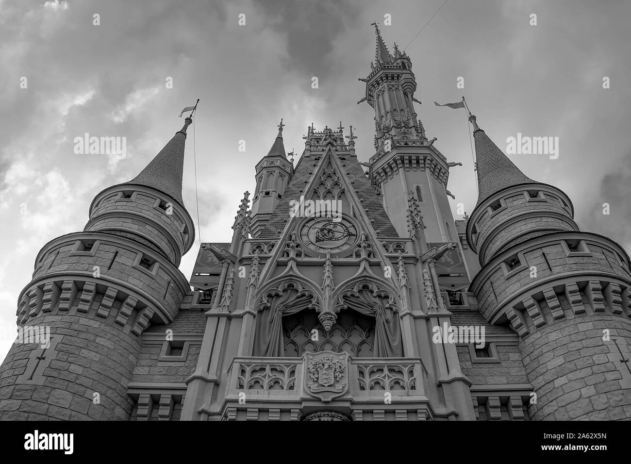 Orlando, Florida. 10. Mai 2019. Draufsicht auf das Cinderella Schloss auf Hellblau clody Himmel Hintergrund in Magic Kingdom in Walt Disney World Stockfoto