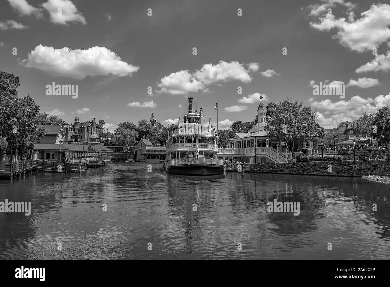Orlando, Florida. 10. Mai 2019. Schöne Aussicht von Liberty Square River Boat in Magic Kingdom in Walt Disney World Stockfoto