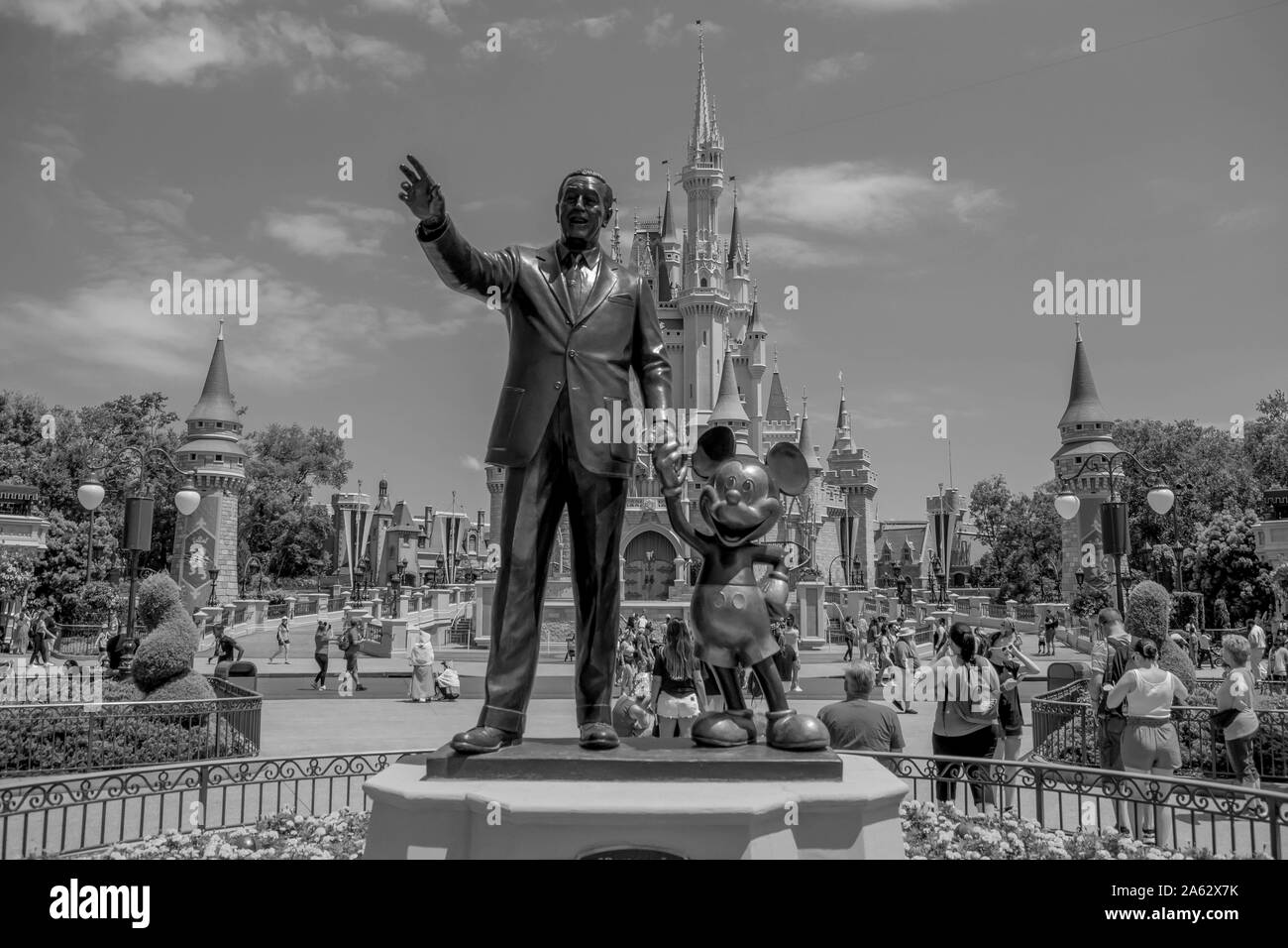 Orlando, Florida. Mai 16, 2019. Anzeigen von Partnern Statue diese Statue von Walt Disney und Mickey Mouse ist vor Cinderella Schloss in Ma positioniert Stockfoto