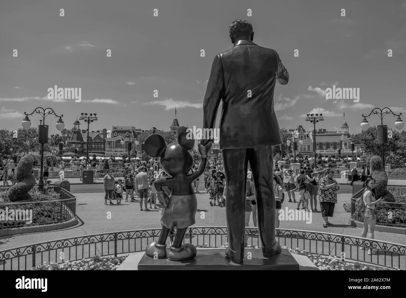 Orlando, Florida. Mai 16, 2019. Anzeigen von Partnern Statue diese Statue von Walt Disney und Mickey Mouse ist vor Cinderella Schloss in Ma positioniert Stockfoto