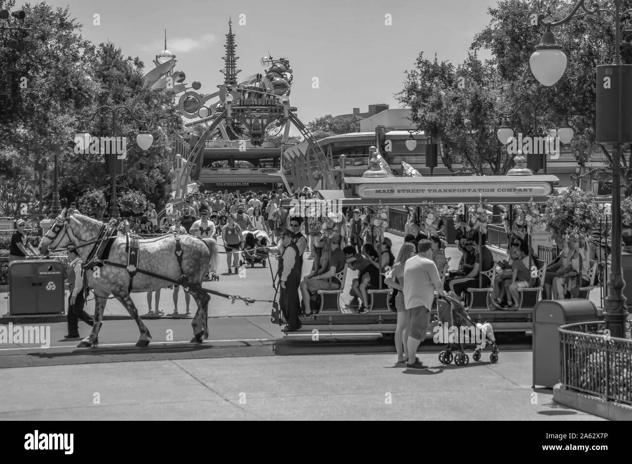 Orlando, Florida. Mai 16, 2019. Straßenbahn auf dem Pferderücken und seitlichem Tomorrowland in Magic Kingdom in Walt Disney World Area Stockfoto