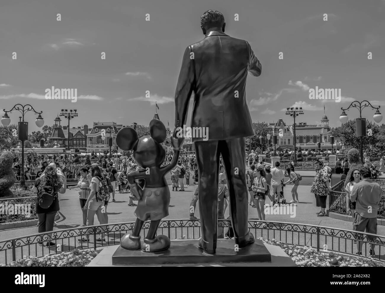 Orlando, Florida. Mai 16, 2019. Anzeigen von Partnern Statue diese Statue von Walt Disney und Mickey Mouse ist vor Cinderella Schloss in Ma positioniert Stockfoto