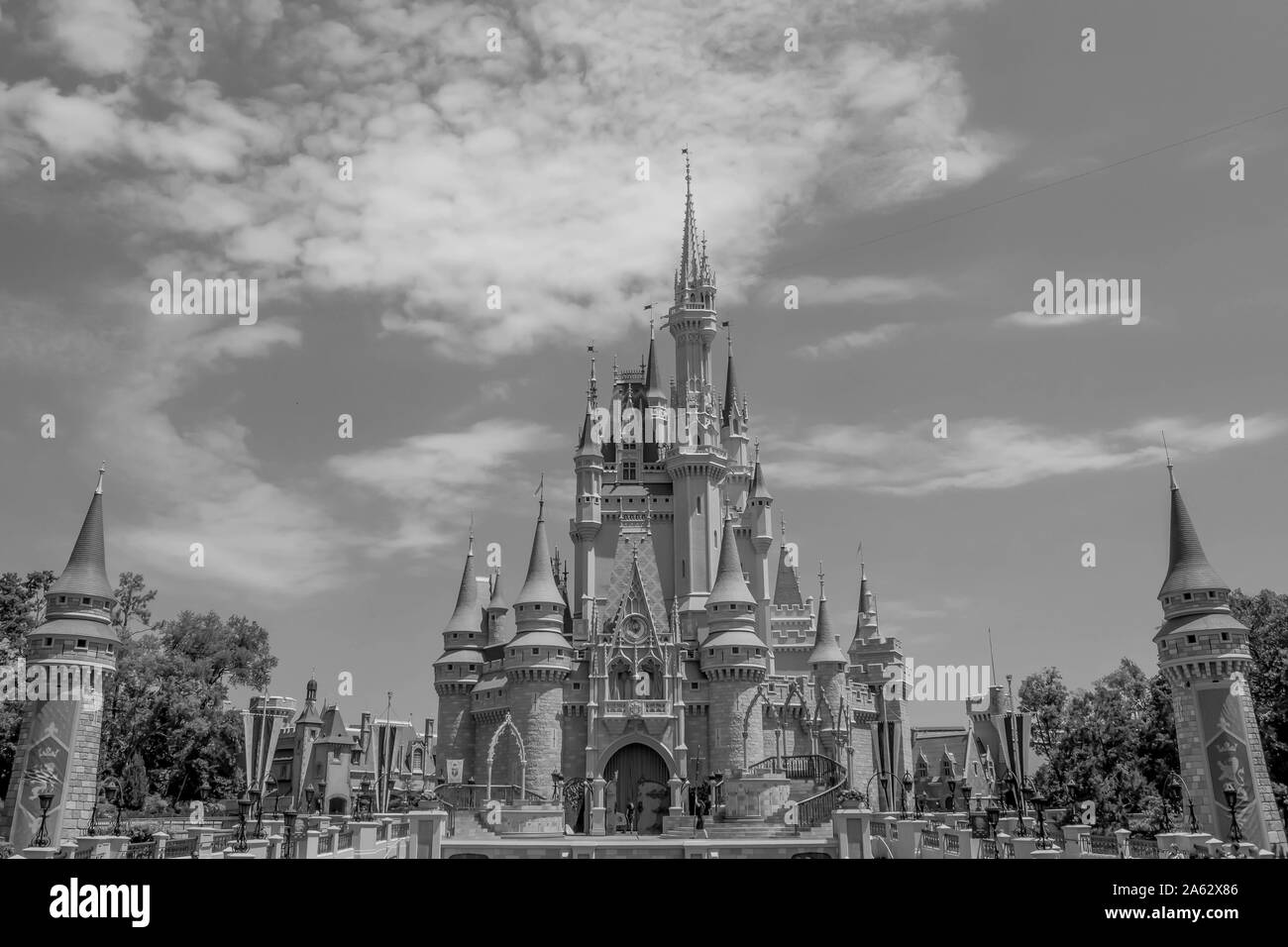 Orlando, Florida. Mai 17, 2019. Panoramablick auf Cinderella's Castle bei bewölktem Himmel hellblau Himmel Hintergrund in Magic Kingdom im Walt Disney World Resort Stockfoto
