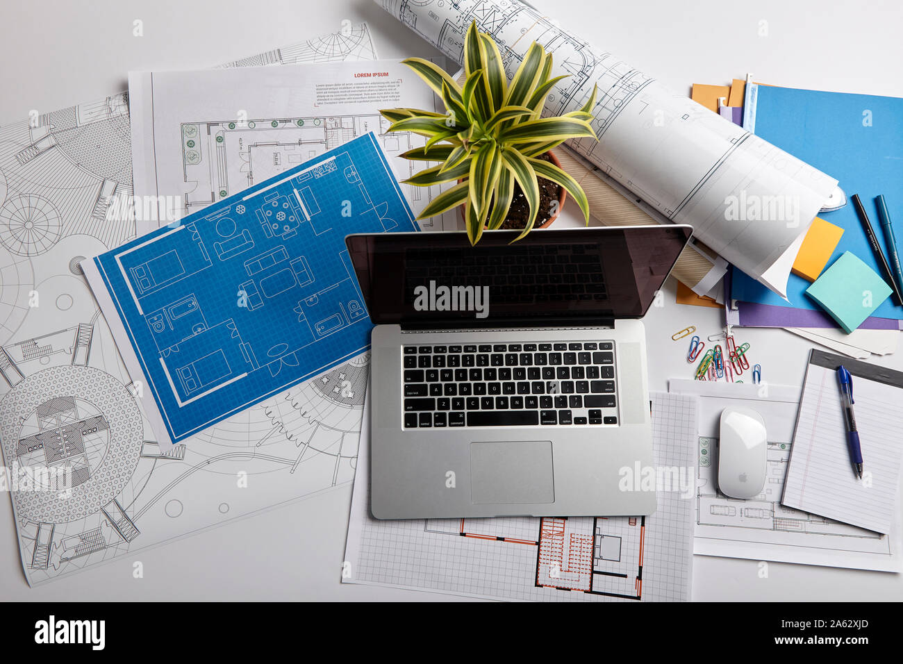 Büro einrichten, mit Laptops, Architekturentwürfe und Briefpapiere. Stockfoto