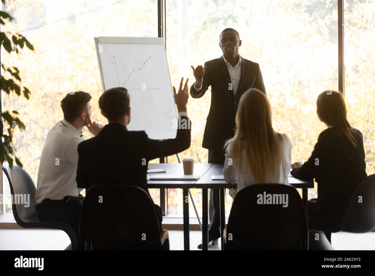 Konferenz training männliche Teilnehmer melden afrikanischen Lautsprecher Frage stellen Stockfoto