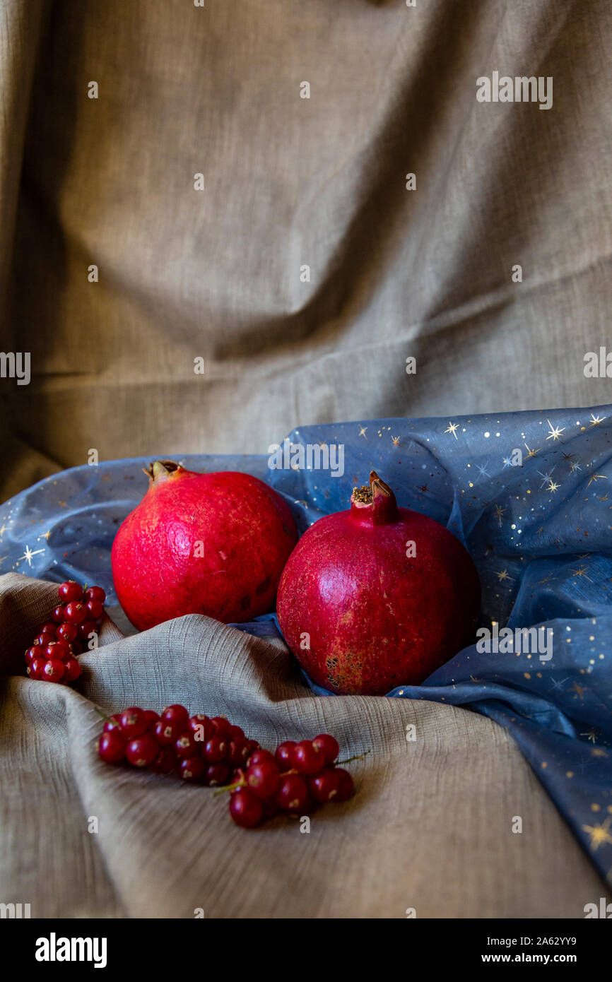 Granatäpfel an einem rustikalen Hintergrund Stockfoto
