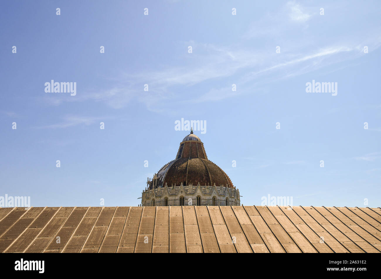 Dachterrasse mit Blick auf die Kuppel des Baptisterium des Hl. Johannes in der berühmten Piazza dei Miracoli in Pisa gegen ein klarer blauer Himmel, Toskana, Italien Stockfoto