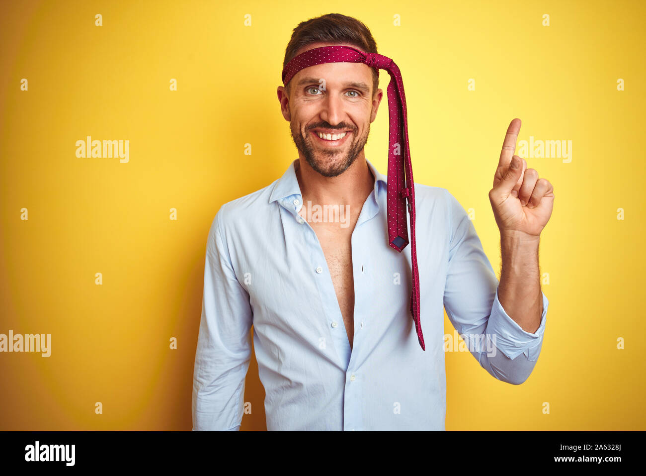 Kater business Mann betrunken und verrückt für Kater tragen Riegel am Kopf mit einem großen Lächeln auf dem Gesicht und zeigt mit Finger- und an der Seite auf Stockfoto