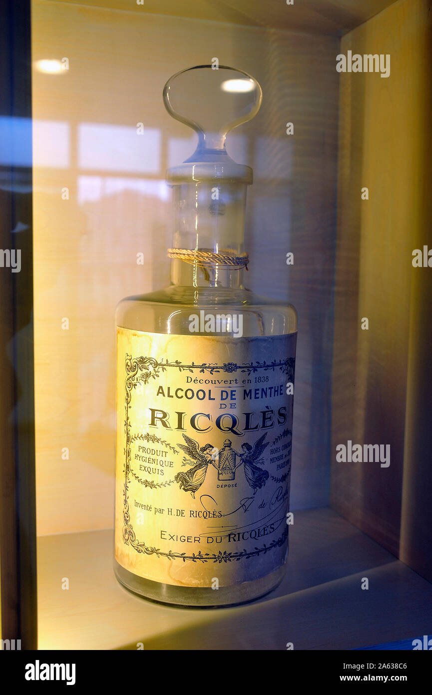 Eine alte Flasche Ricqles Minze Likör beim Haribo museum in Uzès im französischen Departement Gard Stockfoto