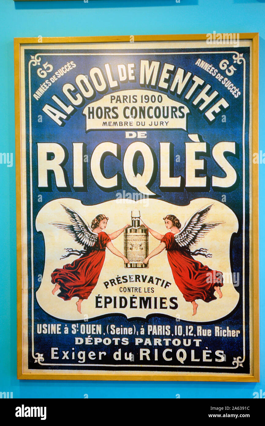 Eine alte Werbung Ricqles mint Alkohol im Haribo-Museum in Uzès im französischen Departement Gard Stockfoto
