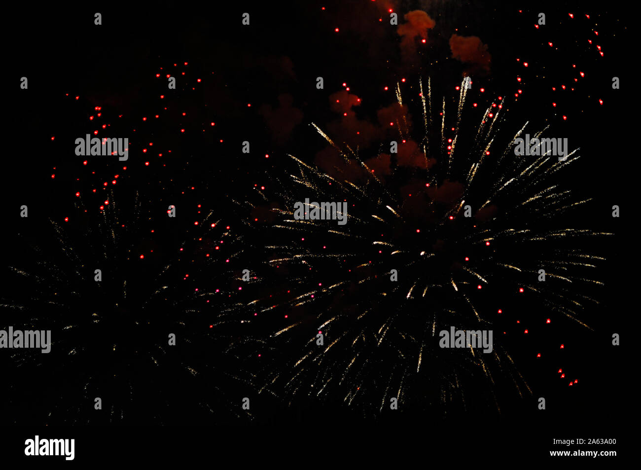Preiswertes Feuerwerk, über Dunkle Stadt, Sky, Rot und Gelb. Für jeden Zweck. Feier Konzept. Stockfoto