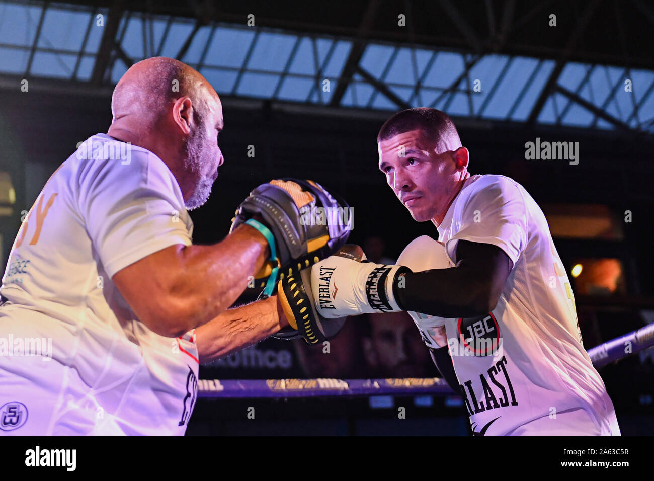 LONDON, VEREINIGTES KÖNIGREICH. 23 Okt, 2019. Ricky brennt während Matchroomboxing präsentiert Öffentlichen Training im Old Spitalfields Market am Mittwoch, Oktober 23, 2019 in London, England. (Nur redaktionelle Nutzung, eine Lizenz für die gewerbliche Nutzung erforderlich. Keine Verwendung in Wetten, Spiele oder einer einzelnen Verein/Liga/player Publikationen.) Credit: Taka G Wu/Alamy leben Nachrichten Stockfoto