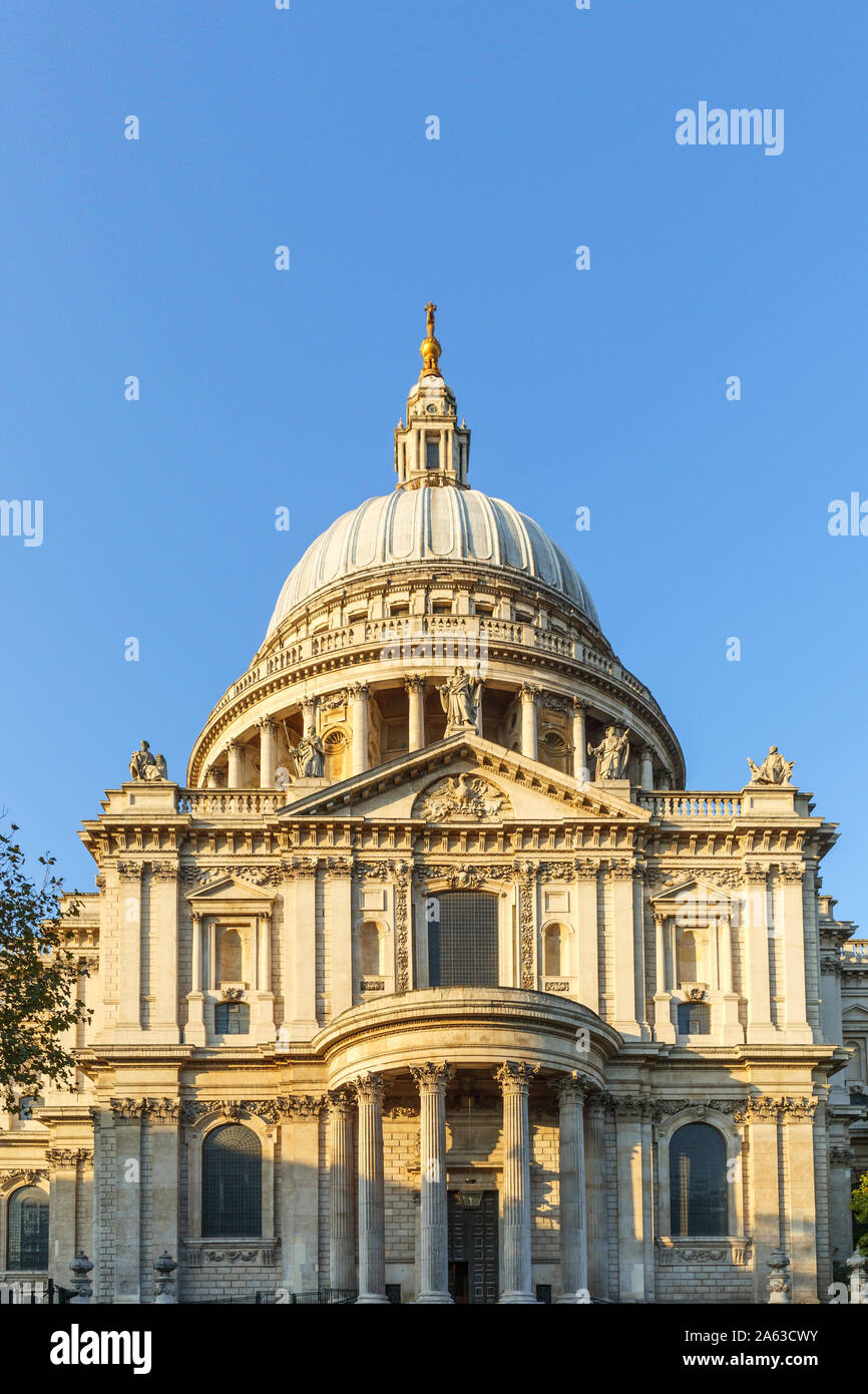 Blick von der St. Paul Kirchhof der Londoner Sehenswürdigkeiten, historischen St Paul's Kathedrale und die Kuppel von Sir Christopher Wren an einem sonnigen Herbsttag konzipiert Stockfoto