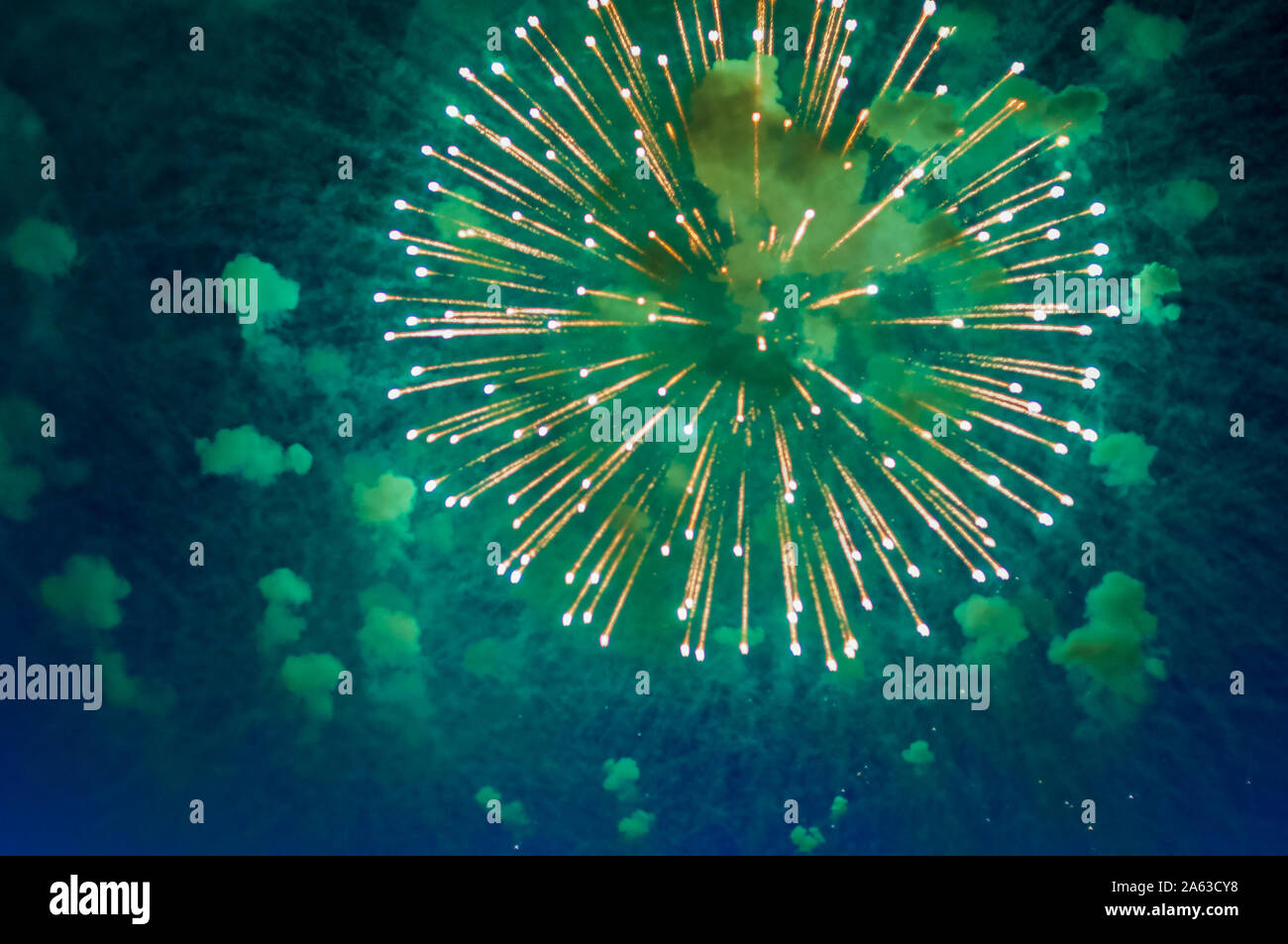 Preiswertes Feuerwerk, über die Stadt, Grün, Orange und Blau closeup. Feier in armen Land Stockfoto