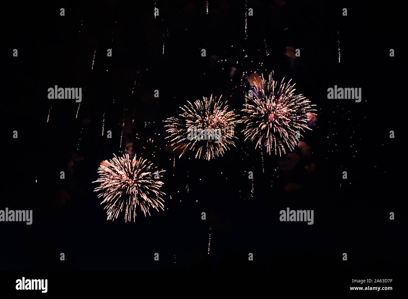 Preiswertes Feuerwerk, über die Stadt, Rot und Blau. Für jeden Zweck Stockfoto