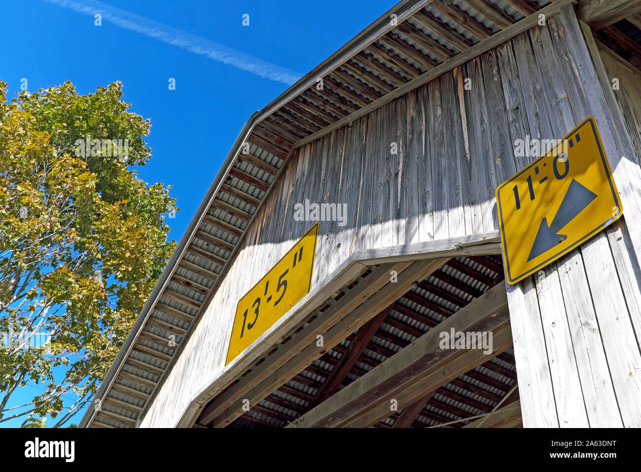 Die Caine Straße Brücke, eine von vielen Holz- gedeckten Brücken im Nordosten von Ohio, ist die erste Pratt Truss Bridge in Ohio und in Pierpont Gemeinde befindet. Stockfoto