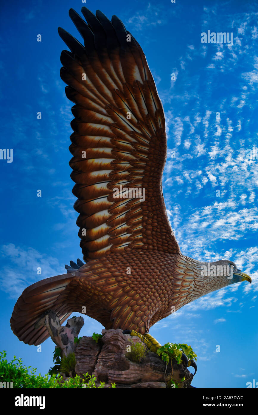 Langkawi, Malaysia 08.12.2019: Eagle Square oder Dataran Lang ist eine der bekanntesten Langkawi künstlichen Attraktionen, eine große Skulptur eines Rotbraun Stockfoto