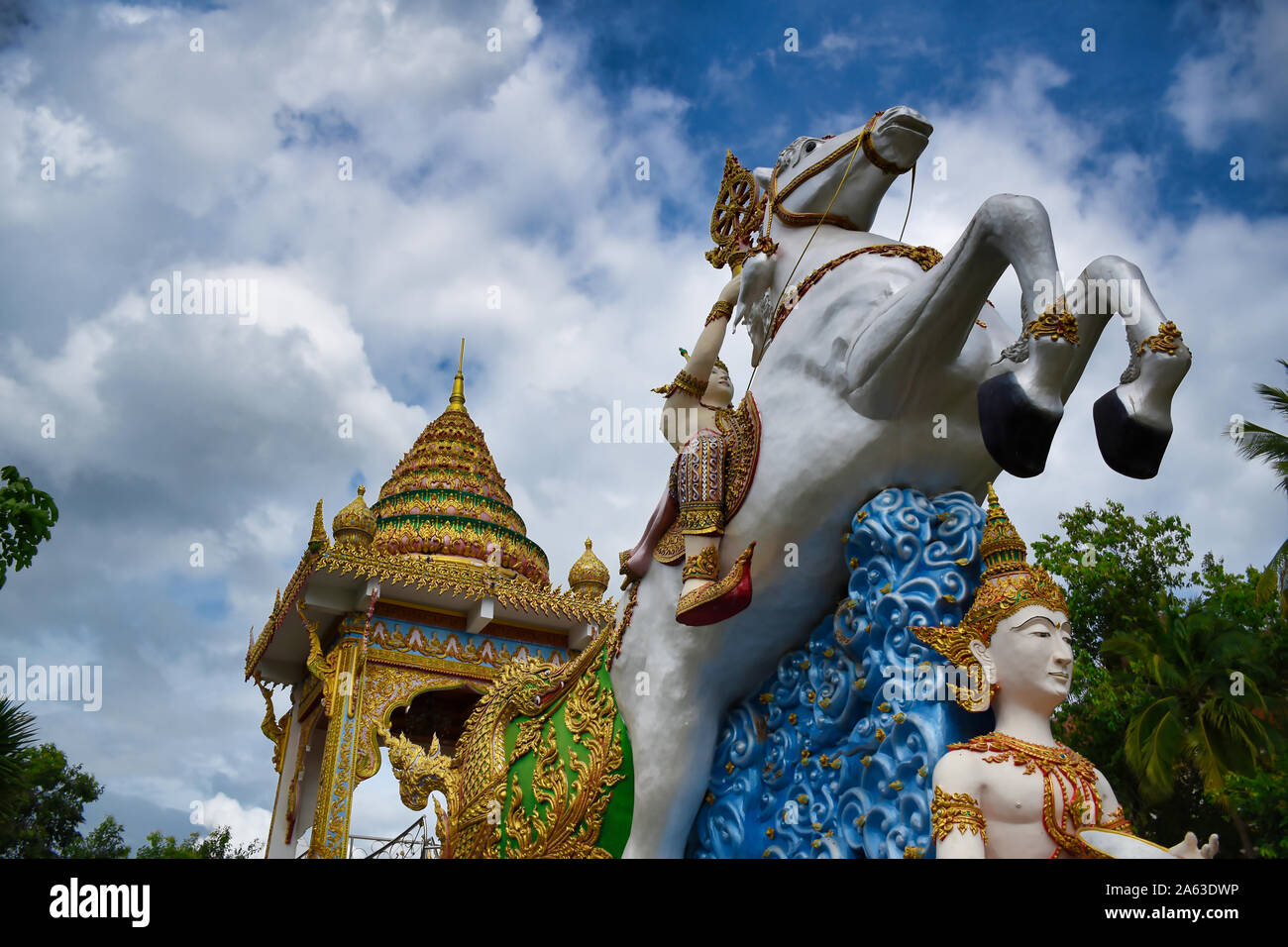 Kanchanaburi, Thailand 08.17.2019: Statue der Gottheit, Gott oder eine Göttin, eine detaillierte, kunstvoll White Horse dekoriert Tracking ein goldenes Boot am Wat Stockfoto