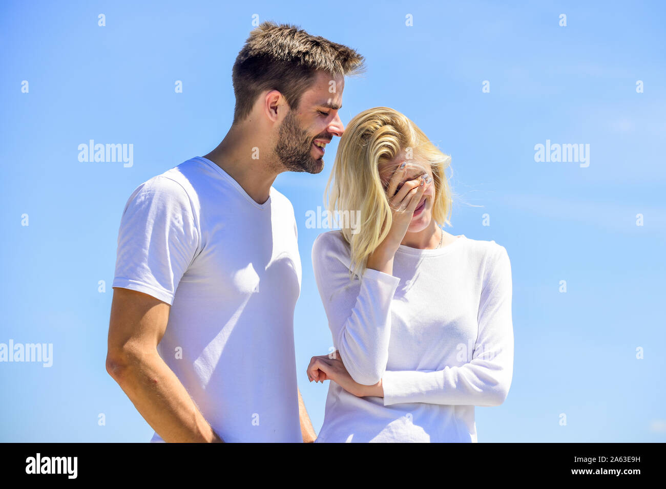 Tief in der Liebe, Mann und Mädchen lächelnd. Er sie glücklich machen. glücklich zusammen zu sein. zwischenmenschlichen Beziehung. das Verständnis und die Unterstützung. romantische Beziehung. Paar in Liebe. Im Himmel verbunden. Stockfoto