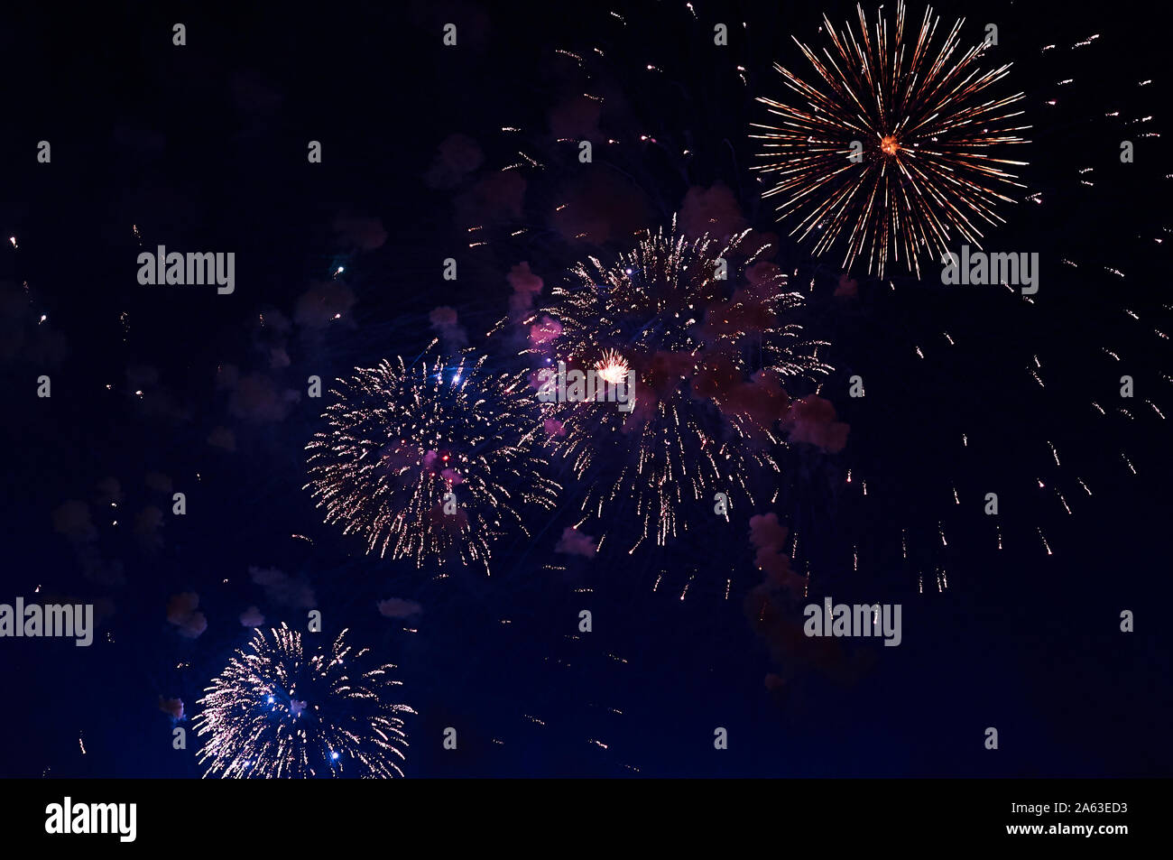 Preiswertes Feuerwerk, über die Stadt, Rot und Blau. Für jeden Zweck Stockfoto