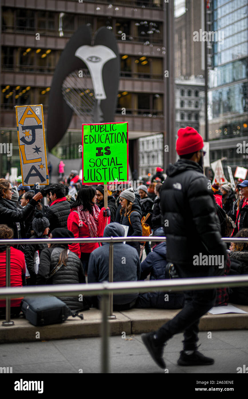 Chicago, Illinois, USA. 23 Okt, 2019. Chicago Public School Lehrer, Schüler, Mitarbeiter und Unterstützer Rallyesport in Daley Plaza für den fünften Tag der markante, nach einem Wochenende von festgefahrenen Verhandlungen mit der Stadt. Quelle: Chris Riha/ZUMA Draht/Alamy leben Nachrichten Stockfoto