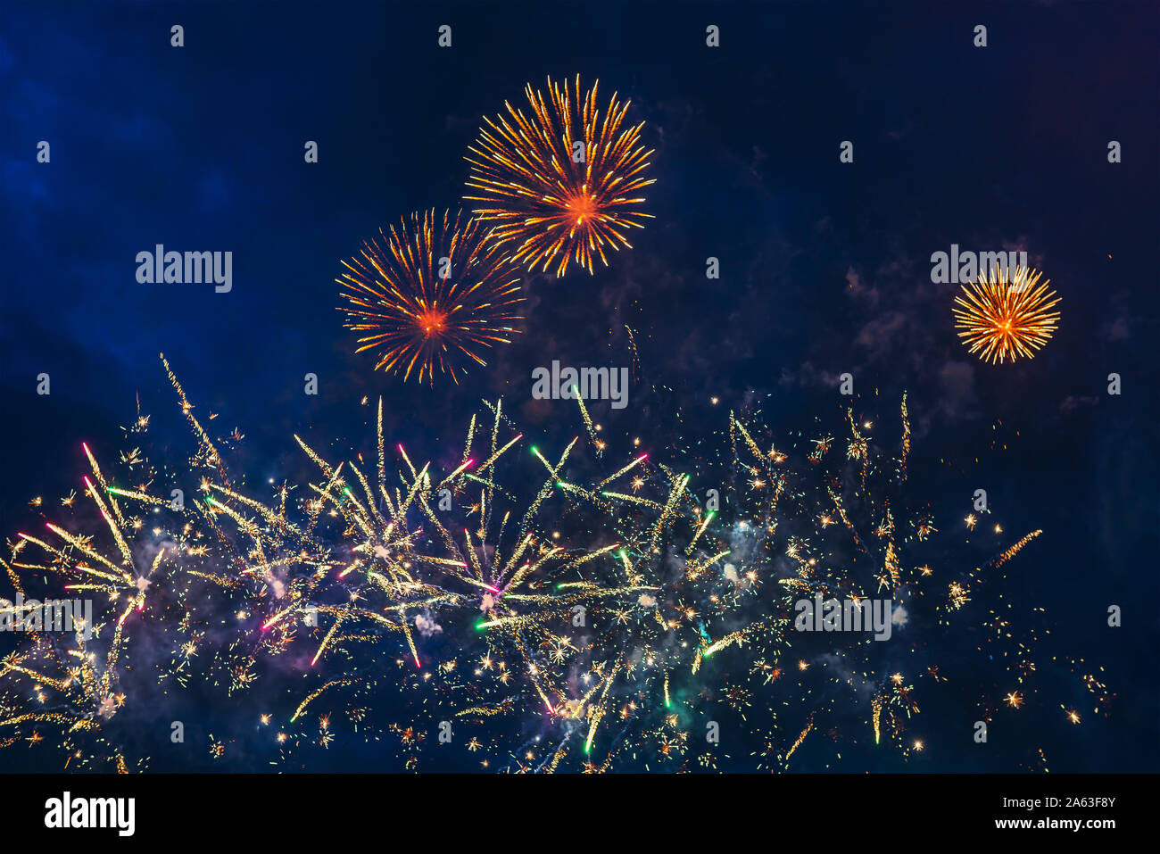 Preiswertes Feuerwerk über dem blauen Himmel, Rot, Gelb, Grün, Blau und Weiß mit Farbe Funken. Hell und glänzend. Feier Konzept. Stockfoto